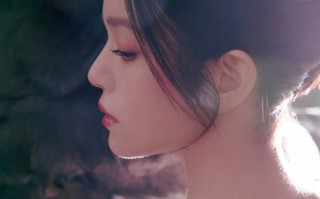 陈妍希穿黑抹胸裙精致优雅 发丝盘起衬出纤美肩颈