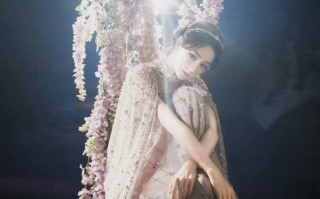 迪丽热巴身穿银色纱裙美轮美奂 盘发造型唯美优雅