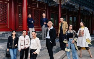 林建岳女儿与闺蜜赴北京，穿清装吃宫廷宴，众名媛围桌跳舞很欢乐