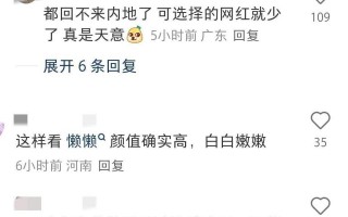 王思聪在新加坡出现，穿粉色鞋子携粉色塑料袋，身边有三位女伴