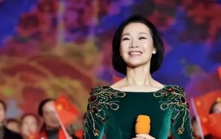 她被誉为军中花仙子，连续15年上春晚，男友患癌离世，52岁仍单身_4