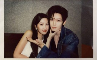 卢昱晓晒与侯明昊拍立得照 两人双手比耶动作搞怪