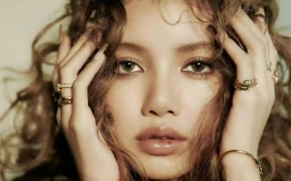 Lisa纤瘦身姿搭卷发造型 曼妙曲线尽展性感气场