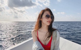 韩雪乘坐游艇出海心情好！穿红色小吊带明艳吸睛