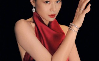 胡杏儿穿红色鱼尾裙曲线曼妙 利落盘发优雅又端庄