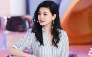 大S是吃了没文化的亏，脑子里坚信自己是女王！一手牌打得稀巴烂