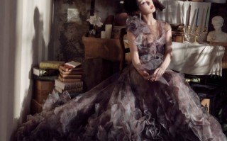 杨紫穿薄纱裙气质优雅！化身复古油画女郎美貌迷人