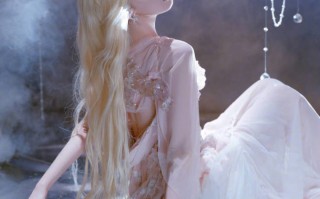 陈瑶粉白纱裙配金色长卷发 宛如人鱼公主气质空灵