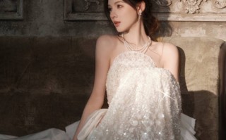 张予曦穿白色抹胸裙气质佳！宛若归国白月光大小姐