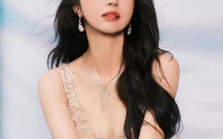 董璇46岁状态绝了！海边穿搭美出新高度，举手投足皆是风情