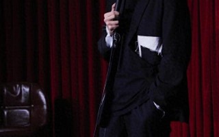 脱口秀演员杨波回应“劈腿粉丝”：只有接吻行为，没有强迫，她骚扰我3个月，女友刚才已经提出分手