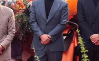 窦骁辟谣与何超莲离婚后首现身 戴着婚戒状态不错