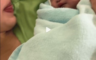 方力申甜蜜官宣爱女降临 一家三口合照超有爱