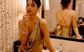 朱丹坐洗手池上涂口红 笑容妩媚秒变风韵美女