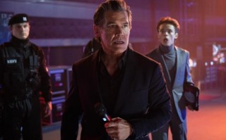 年底最血腥暴力大片来了！《猎杀游戏》发布“机上惊魂”预告