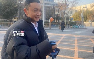 尼格买提现身春晚彩排，微笑和网友打招呼，手拿两个手机很亮眼