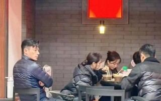 霍建华和朋友在北京聚餐，他穿牛仔裤皮靴，侧脸太有那个“霸总”的感觉了