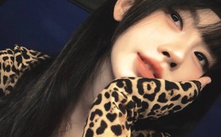 鞠婧祎穿豹纹上衣散发纯欲诱惑 黑发红唇性感慵懒