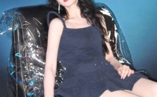 迪丽热巴穿吊带裙身材窈窕 对镜甜笑又纯又欲