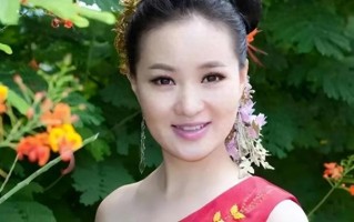 她是第一位博士级歌唱家，12次荣登春晚，丈夫的身份更是深藏不露（中国第一个音乐博士后）