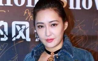 57岁孟广美惊艳时装周：逆龄美丽与坎坷人生的华丽蜕变