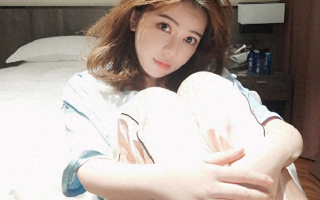 美颜掉了秒变大妈？刘飞儿直播再出事故，粉丝质疑体重有130斤吧（美颜变化大和变化小哪个好）