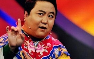 他靠老师冯巩春晚一路爆红，不久被判入狱12年，至今仍在服刑（冯巩老师近照图片）