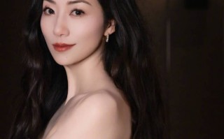 韩雪渐变抹胸裙温柔雅致 长发灵动气质脱俗