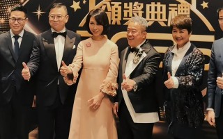 梁安琪何超凤同框差距明显，年龄同样60多岁，前者气血足后者干瘪