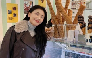 刘涛晒旅行照片，皮衣穿搭很吸睛，时尚又帅气，瞬间就被她迷住了