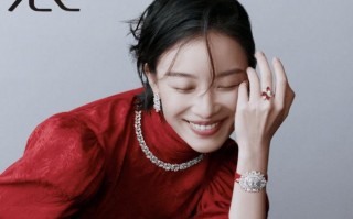 倪妮短发造型搭配精致饰件 抱着小狗松弛治愈