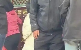 功夫巨星李连杰现身五台山，面容苍老需保镖搀扶，住持亲自来迎接（57岁李连杰现身五台山祈福）