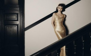 欧阳娜娜金裙摆凸显好身材 绚烂光泽裹着柔缓绮梦