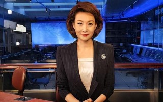 央视主持人李梓萌竟戴假发工作20年，摘下假发后网友都惊呆了！_2