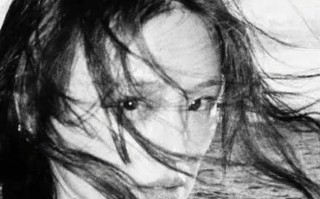 马思纯化身文艺女主 秀发飘逸故事感拉满