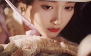 关晓彤千金洋装搭配圆顶礼帽 尽显复古温婉气质