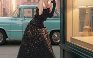 周也穿碎钻抹胸裙闪耀迷人 似千金大小姐气质优雅