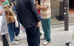陈冠希亲密合照引争议：已婚男神与粉丝互动惹热议