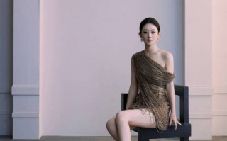 赵丽颖穿斜肩托尾礼服气质佳！笑容温婉魅力十足