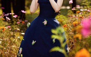 章若楠穿抹胸裙娇俏明媚 置身花丛尽显温柔优雅