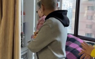 潘长江的父母罕见出镜，耄耋之年健康开朗，都曾是小有名气的评剧演员