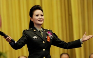 她是第一位博士级的歌唱家，13次荣登春晚，如今仍活跃在舞台之上