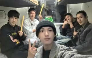 极挑官宣，黄明昊提前哥哥们到达录制现场，背着哥哥们偷偷幸福