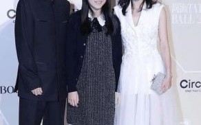 陈婷在国外盛装亮相，张艺谋一家温馨瞬间引关注