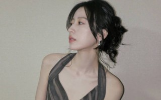 周雨彤穿挂脖长裙慵懒松弛 锁骨线条吸睛性感迷人