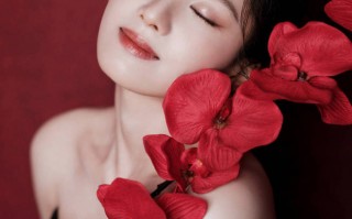 张婧仪黑裙配红花大气又灵动 微闭双眼笑容浅浅