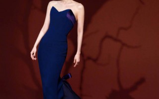 杨幂穿深蓝色鱼尾长裙复古迷人 侧身回眸身姿曼妙