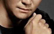 吴京与谢楠在北京举办婚礼，婚前因拍戏意外负伤，喜宣布妻子已怀孕三个月