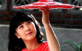 闫学晶直播卖惨翻车，年收入几十万不够用，网友嘲讽：何不食肉糜