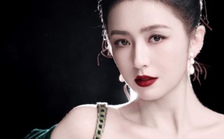 佟丽娅穿墨绿丝绒裙肩颈纤美 窈窕身姿优雅动人